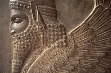 Uomo alato con corpo di leone, dettaglio di un rilievo dalla scalinata nord del Tripylon, ca. 470 a.C.